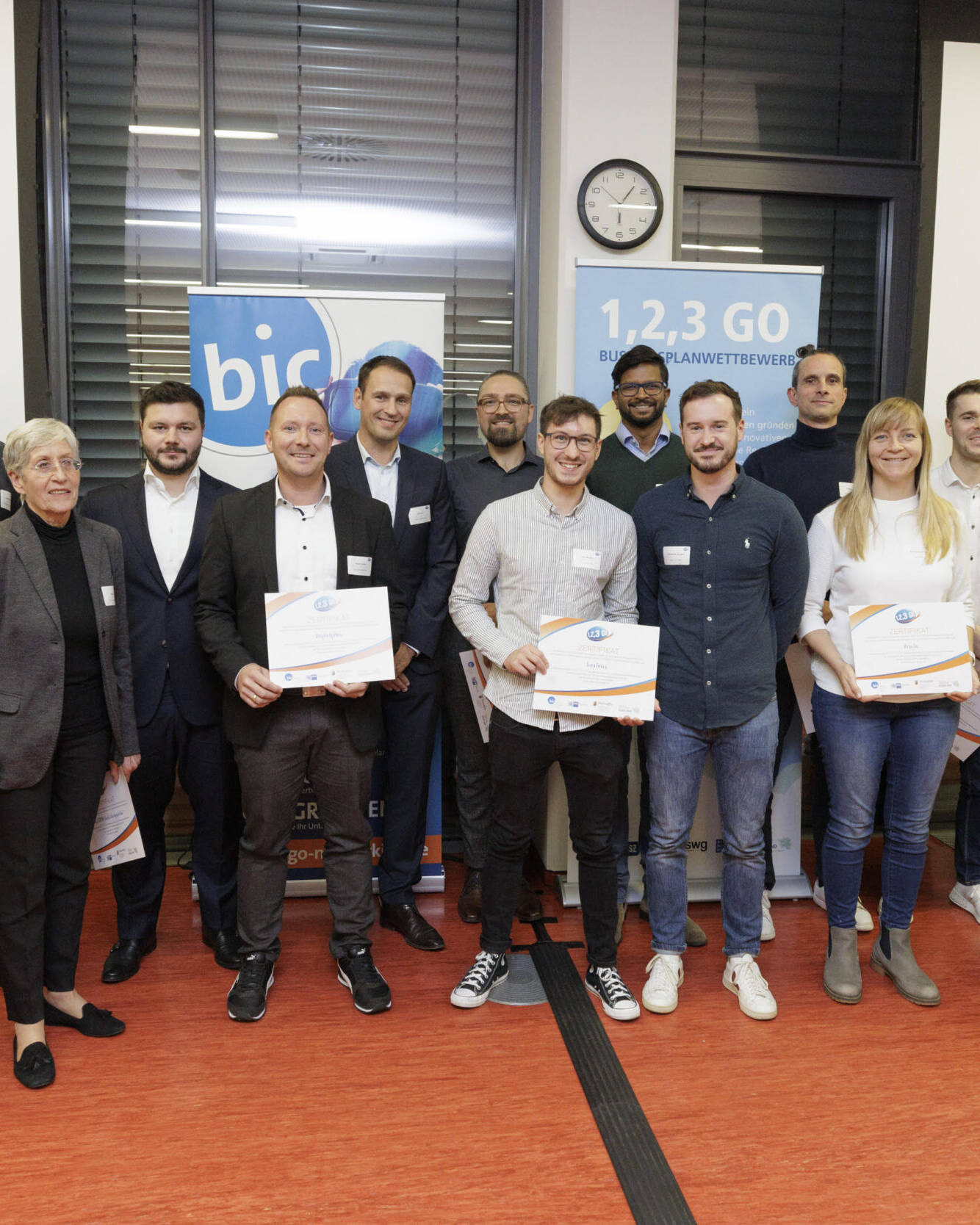 Die Siegerteams aus dem Saarland und Rheinland Pfalz. Leander Wappler (Leiter, IHK Saarland) Maria Beck (Projektleiterin 1,2,3 GO, bic Kaiserslautern) Foto von Reiner Voß