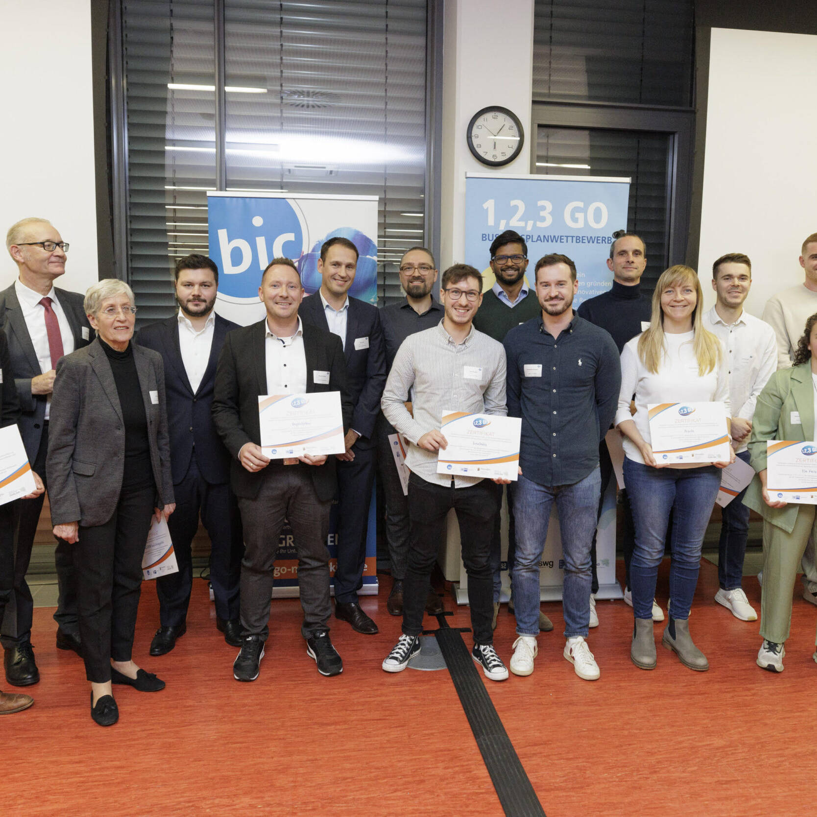 Die Siegerteams aus dem Saarland und Rheinland Pfalz. Leander Wappler (Leiter, IHK Saarland) Maria Beck (Projektleiterin 1,2,3 GO, bic Kaiserslautern) Foto von Reiner Voß